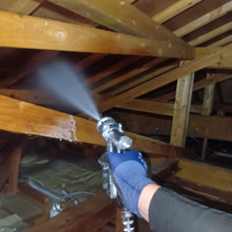 床下断熱材にシロアリ駆除剤を散布