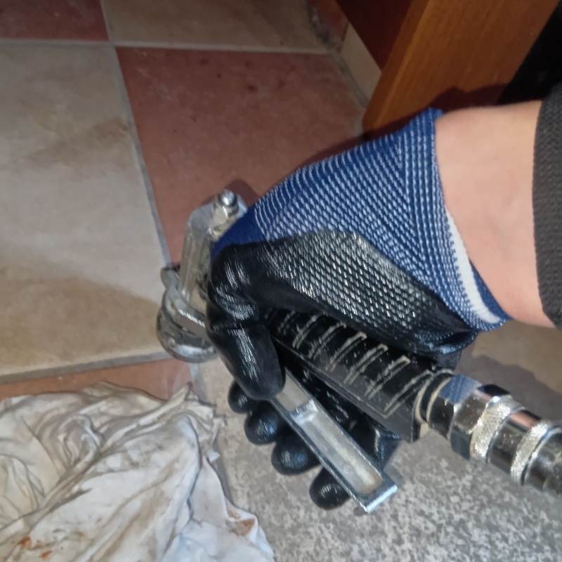 玄関床の目地からシロアリ駆除剤を注入