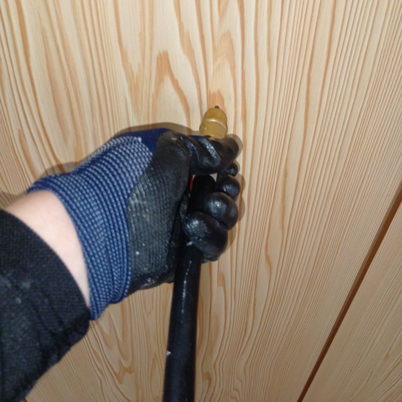 壁内部に直接シロアリ駆除剤を注入