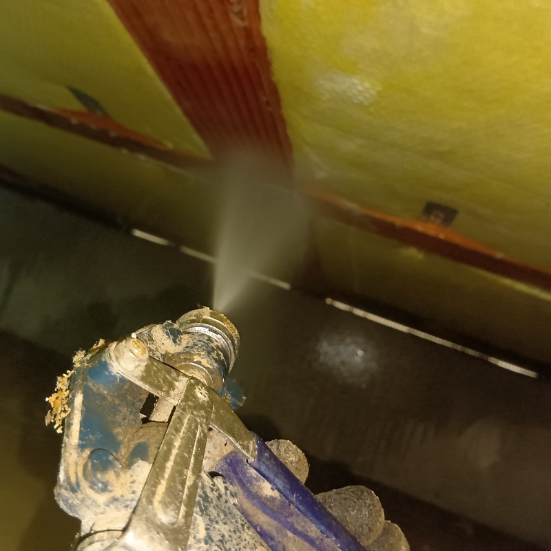 床下木材にシロアリ駆除剤を散布