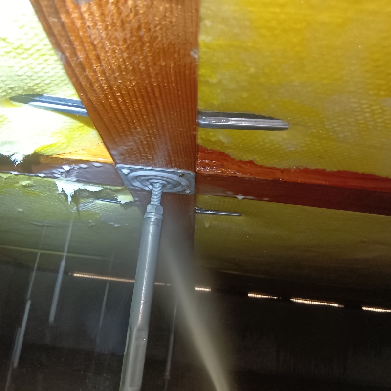 床下断熱材にシロアリ駆除剤を散布