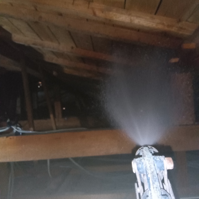 屋根裏の木材にシロアリ駆除剤を散布