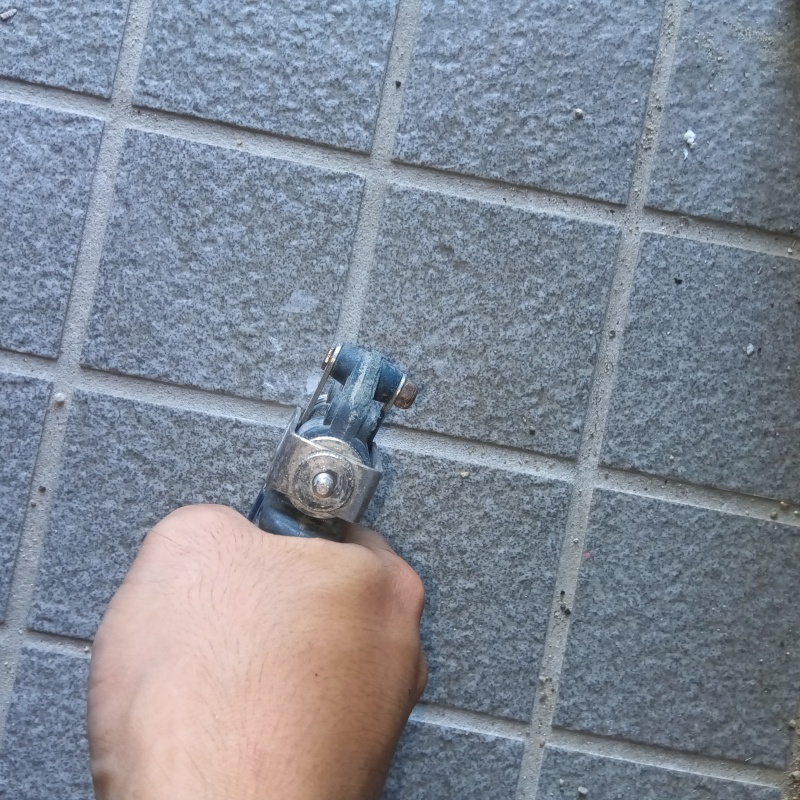 玄関床の目地からシロアリ駆除剤を注入