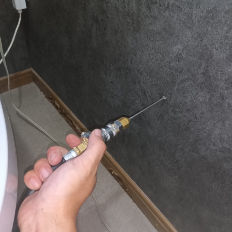 壁内部に直接シロアリ駆除剤を注入