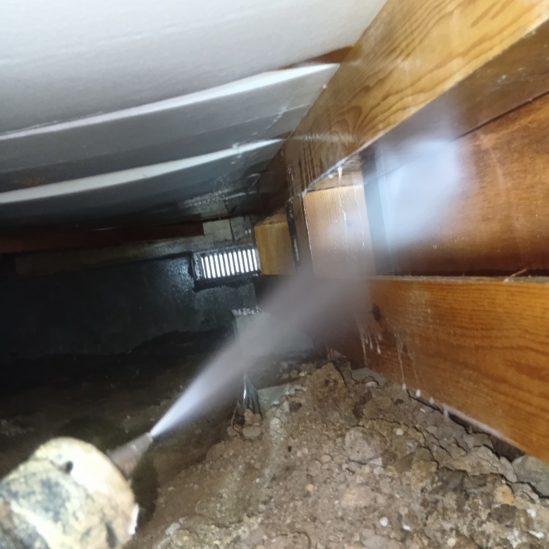 床下木材にシロアリ駆除剤を散布