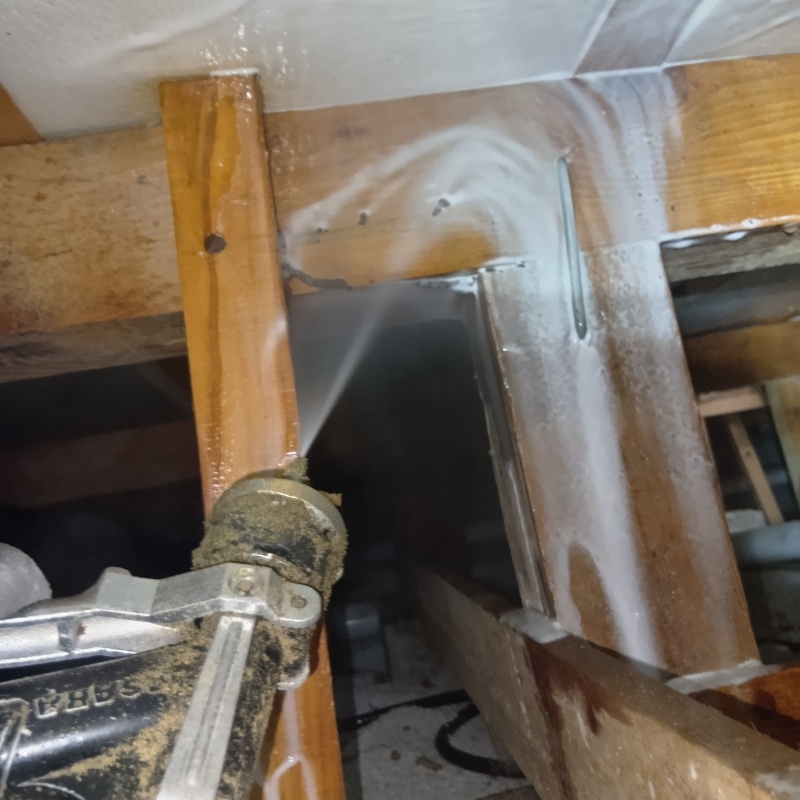 床下断熱材にシロアリ駆除剤を散布