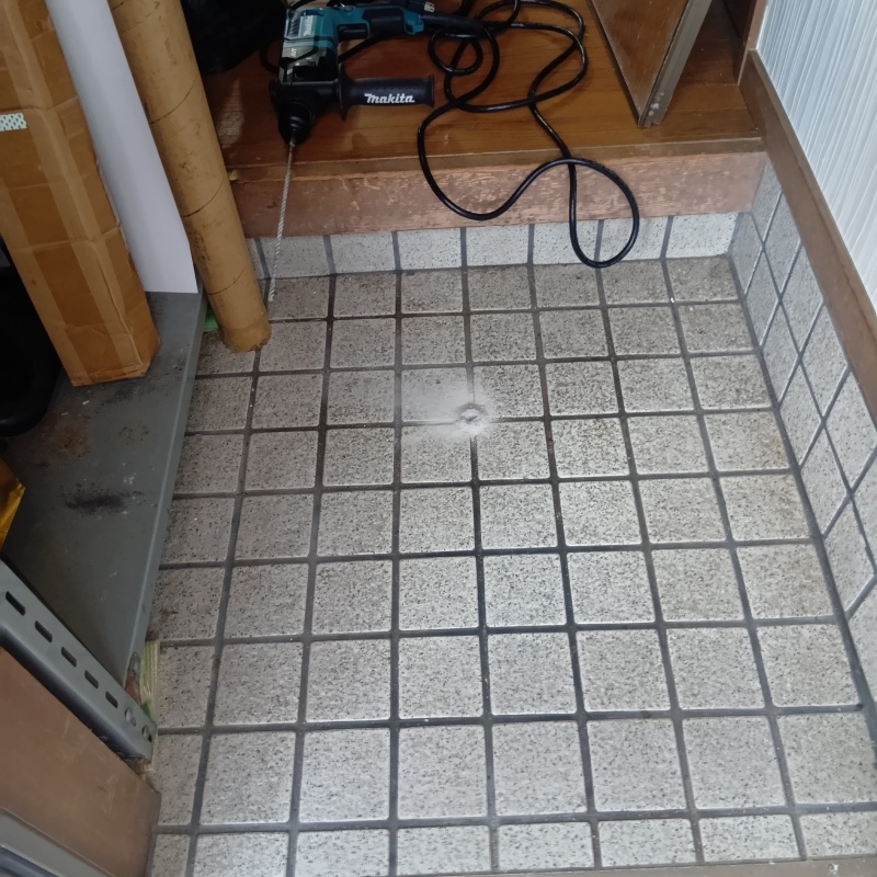 シロアリ駆除剤を注入するための穴を開けた様子