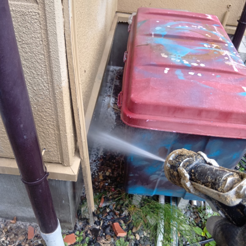 基礎まわりにシロアリ駆除剤を散布