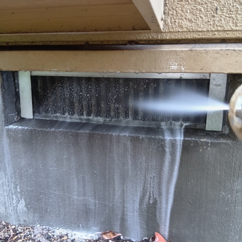 床下換気口まわりにシロアリ駆除剤を散布