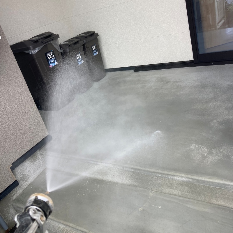 基礎まわりにシロアリ駆除剤を散布