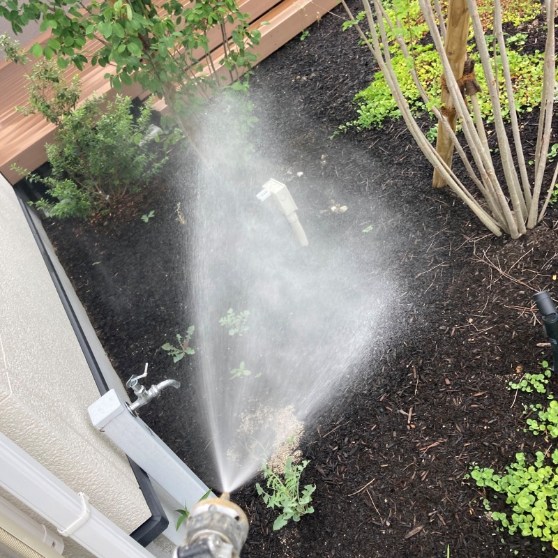 建物外周の土壌にシロアリ駆除剤を散布
