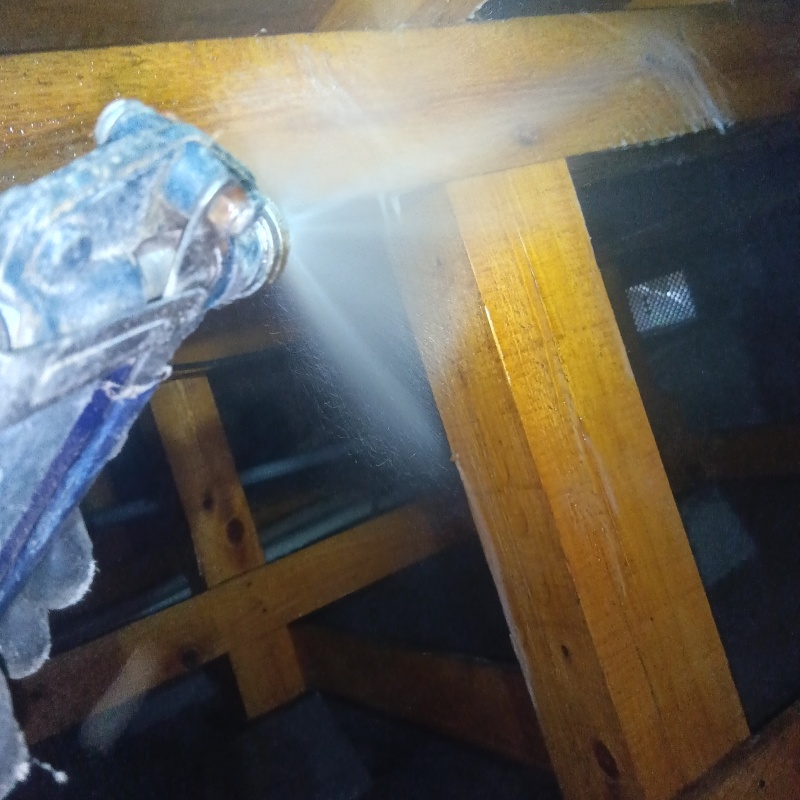 床下木材にシロアリ駆除剤を散布