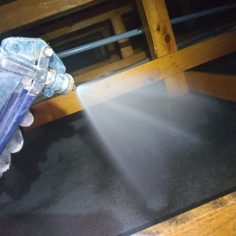 地面にシロアリ駆除剤を散布