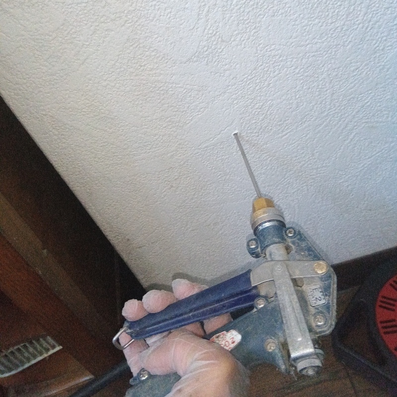 壁材に穴を開けてシロアリ駆除剤を注入