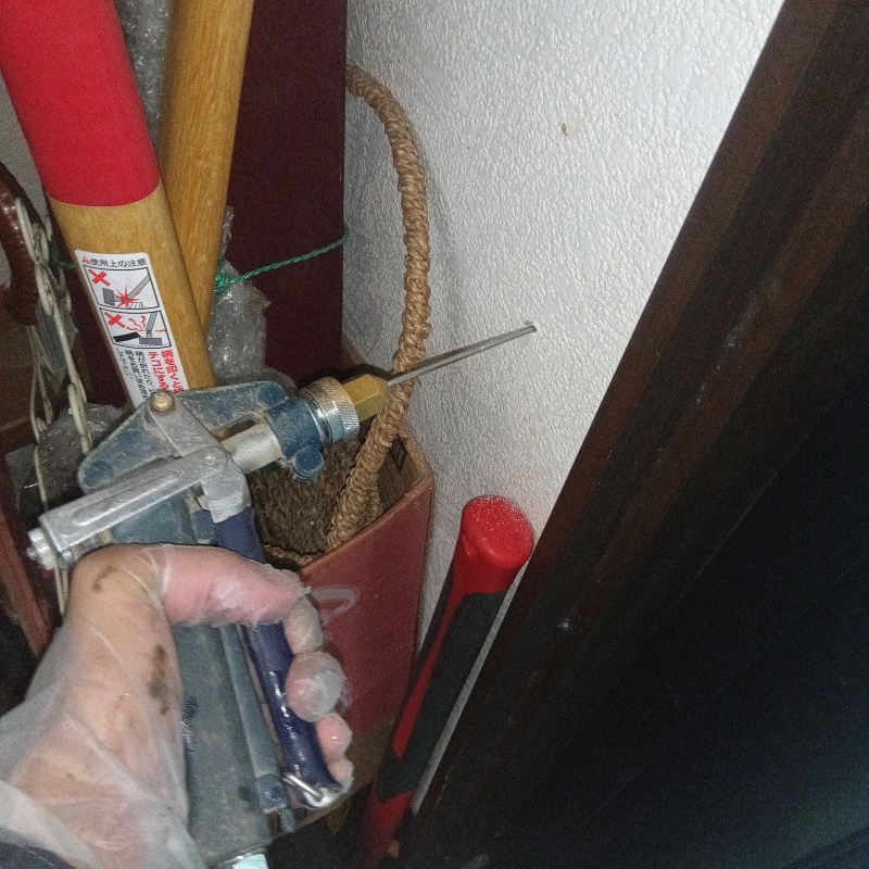 壁内部に直接シロアリ駆除剤を注入