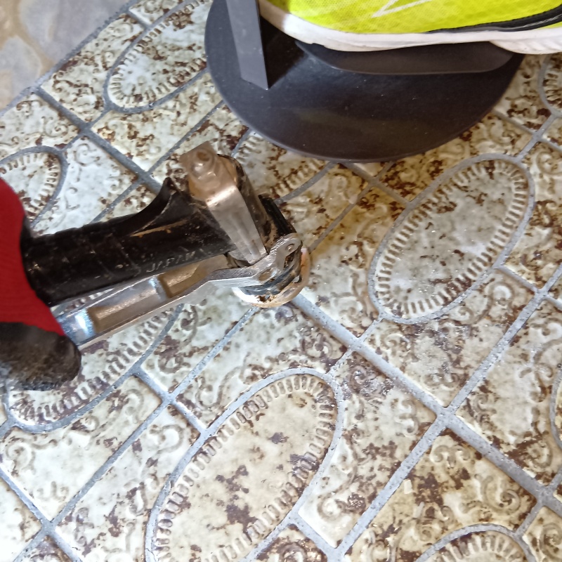 玄関床の目地からシロアリ駆除剤を注入