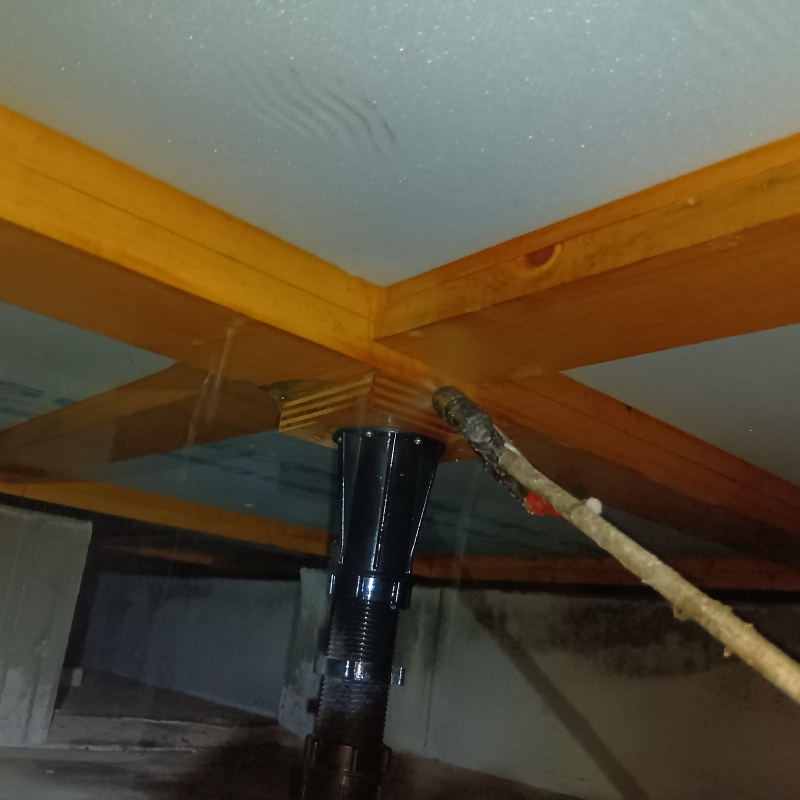 床下木材にシロアリ駆除剤を散布