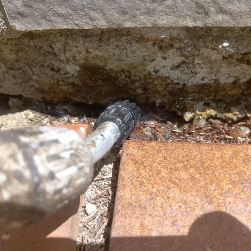 建物外周の土壌にシロアリ駆除剤を散布