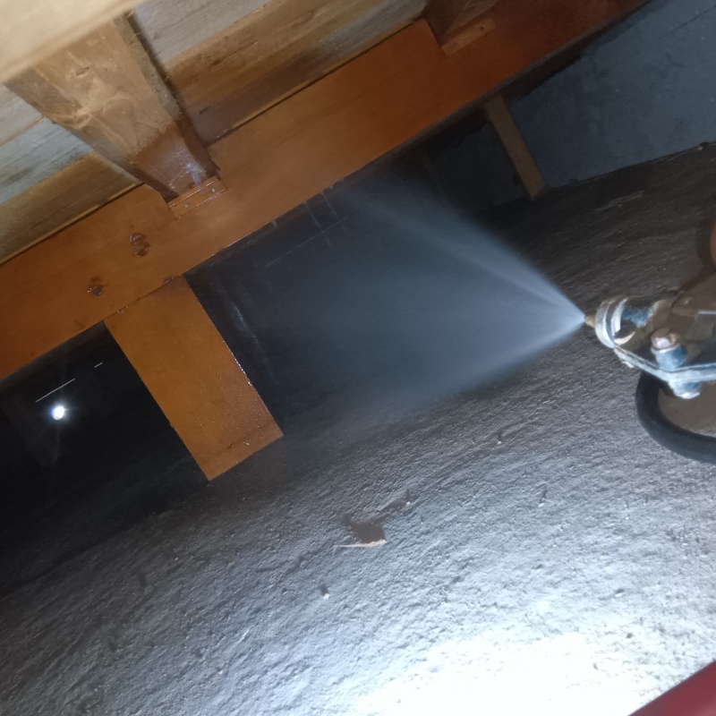 床下木材にシロアリ駆除剤を散布