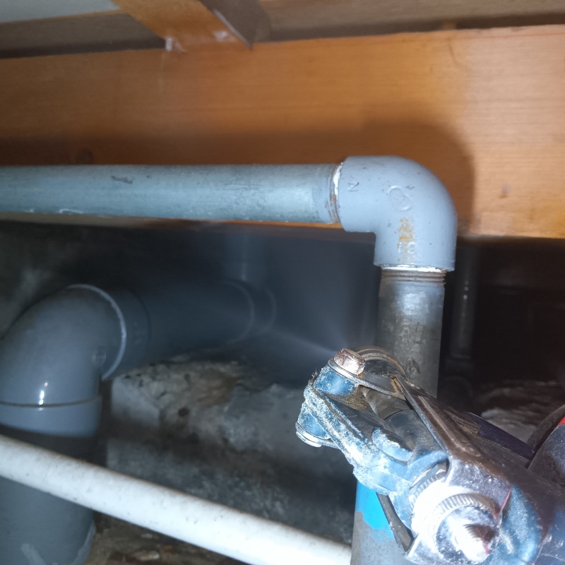 地面・基礎にシロアリ駆除剤を散布