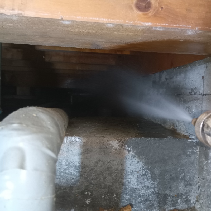 地面・基礎にシロアリ駆除剤を吹き付ける様子