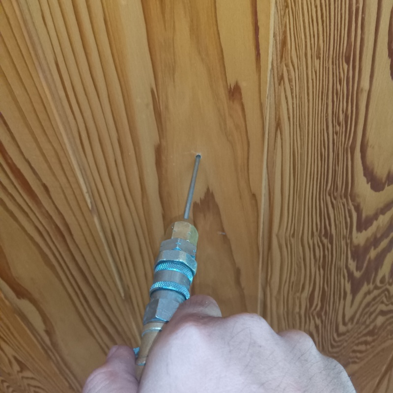 壁内部に直接シロアリ駆除剤を注入