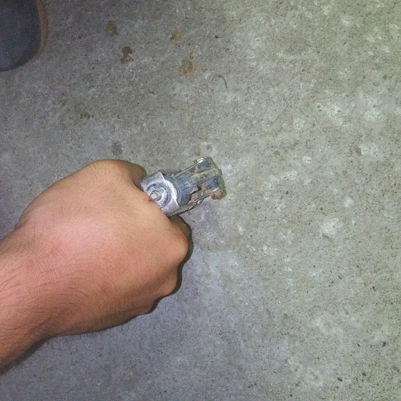 コンクリートに穴を開けてシロアリ駆除剤を注入