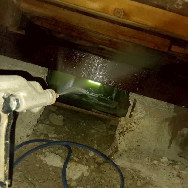 床下木材にシロアリ駆除剤を散布