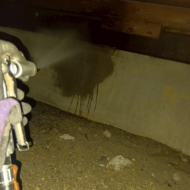 基礎にシロアリ駆除剤を散布