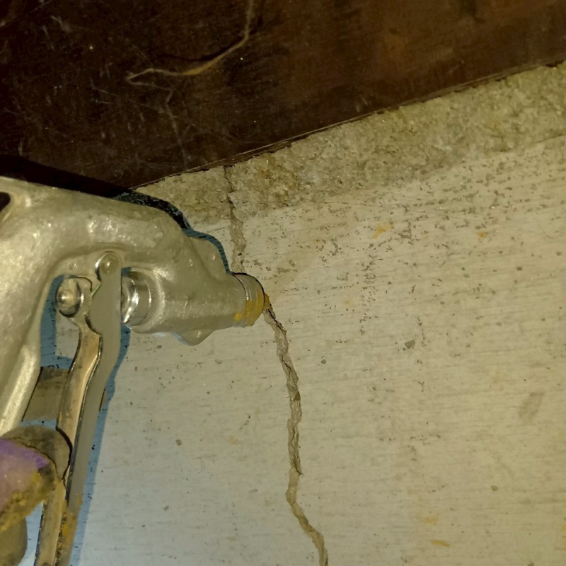 基礎にシロアリ駆除剤を吹き付ける様子