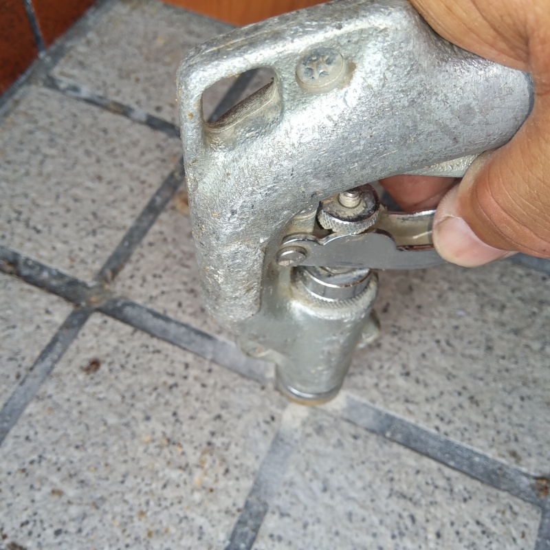 玄関床に穴を開けてシロアリ駆除剤を注入