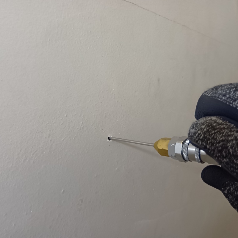 壁内部に直接シロアリ駆除剤を注入