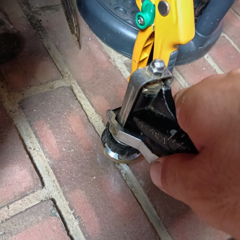 玄関床に穴を開けてシロアリ駆除剤を注入