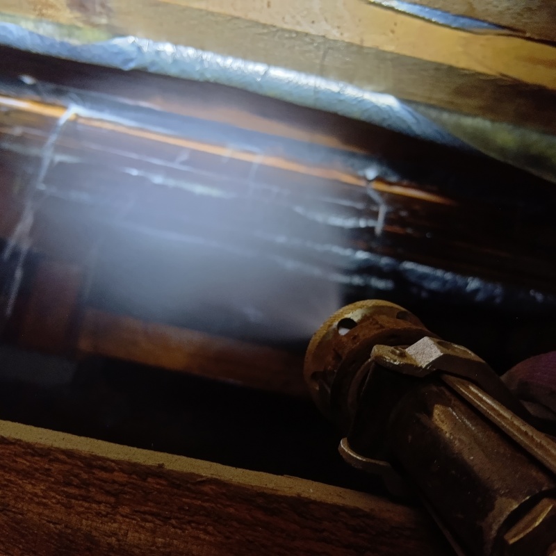 床下木材にシロアリ駆除剤を散布