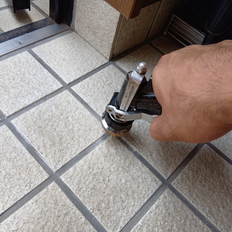 玄関床の目地からシロアリ駆除剤を注入