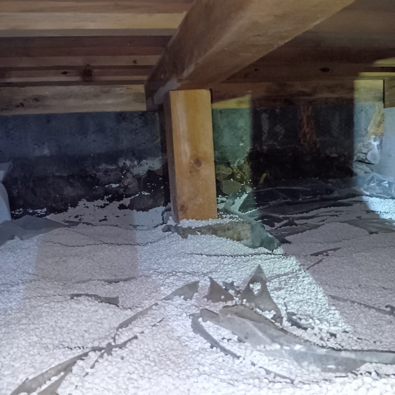 床下に調湿剤を敷いている様子