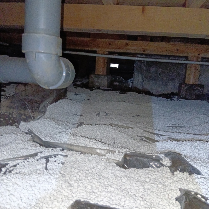 調湿剤で床下の環境を整えている様子