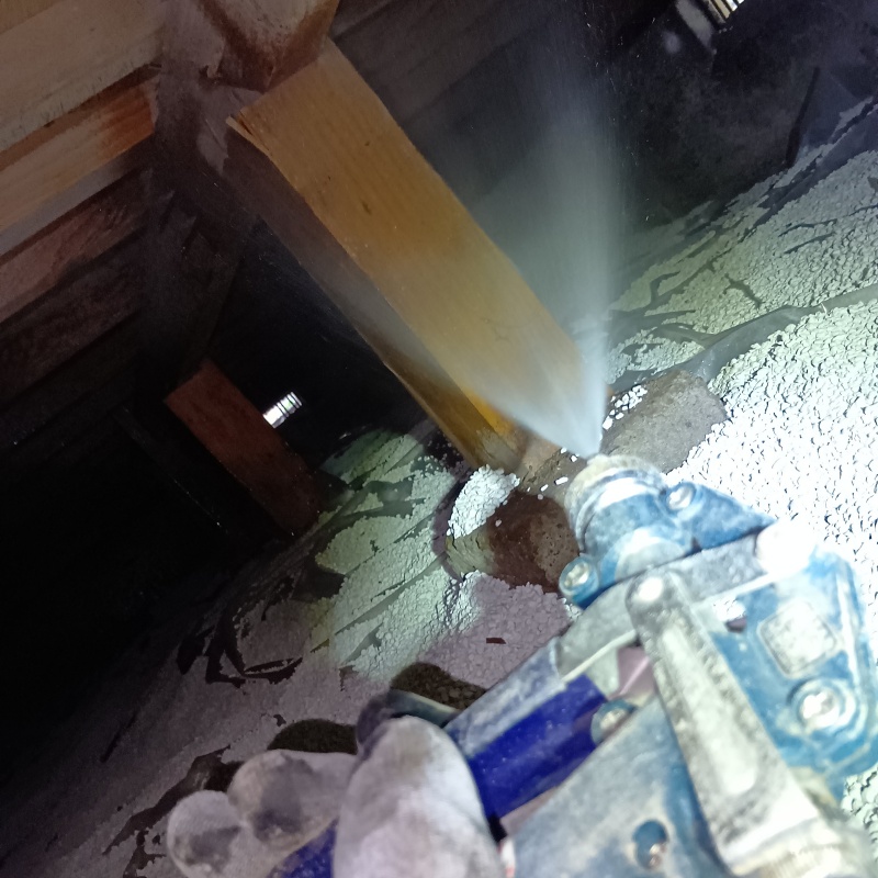 床下木材にシロアリ駆除剤を散布