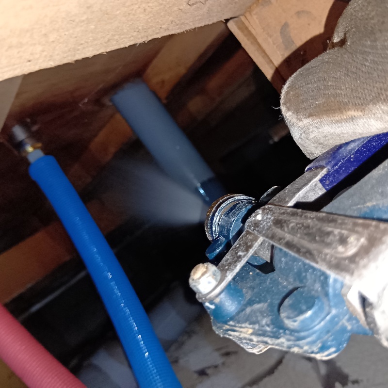 床下木材にシロアリ駆除剤を吹き付けている様子