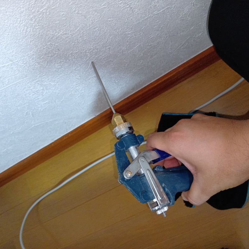 壁材に穴を開けてシロアリ駆除剤を注入