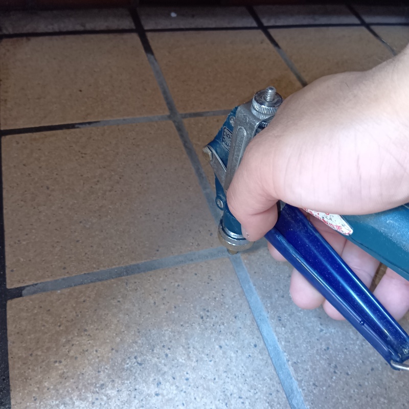 玄関床の目地からシロアリ駆除剤を注入