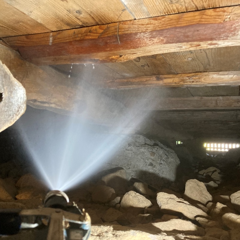 床下木材にシロアリ駆除剤を散布