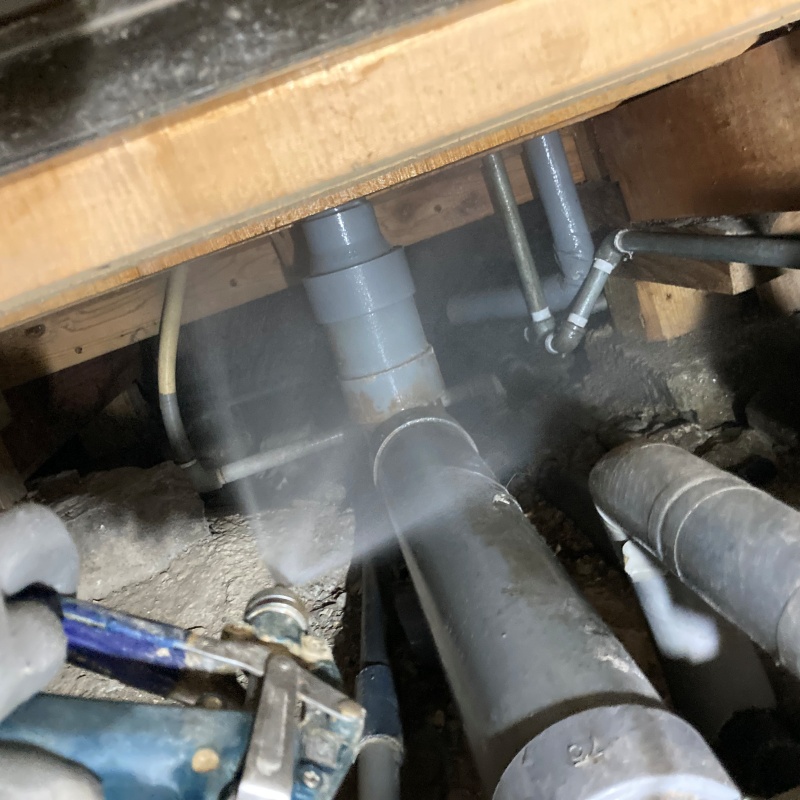 地面にシロアリ駆除剤を散布