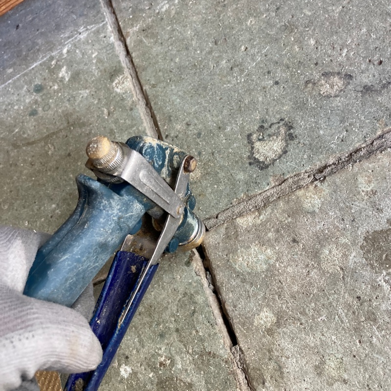 玄関床の目地からシロアリ駆除剤を注入