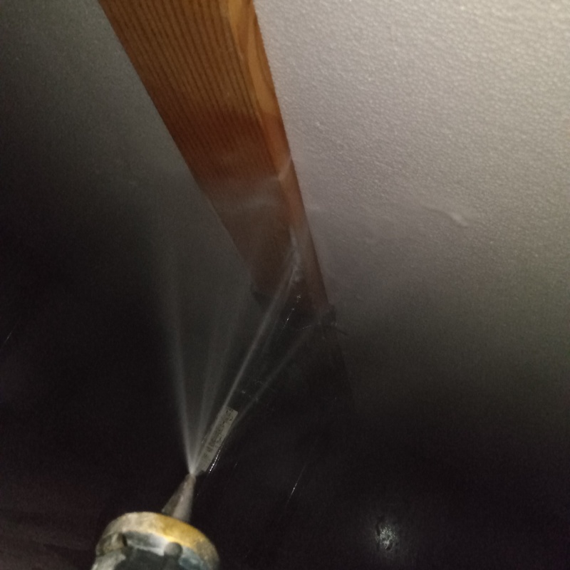 床下木材にシロアリ駆除剤を散布