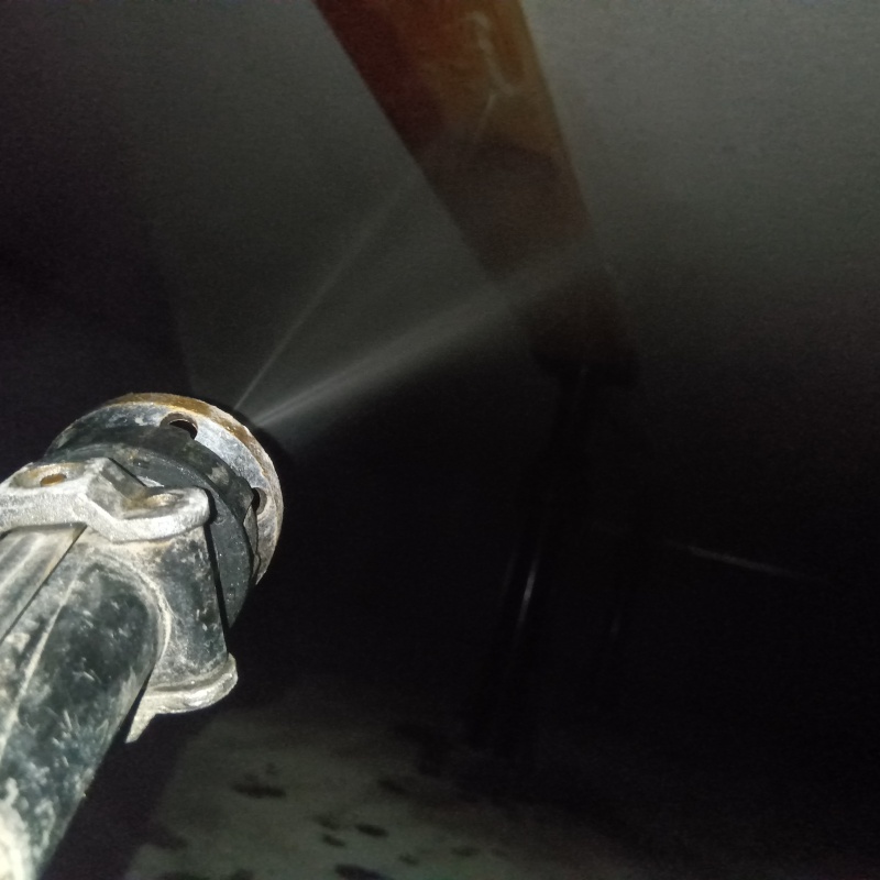 床下断熱材にシロアリ駆除剤を散布