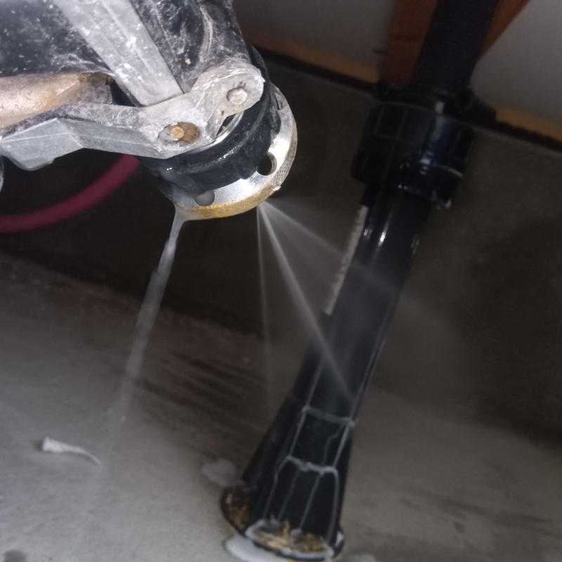 地面にシロアリ駆除剤を散布