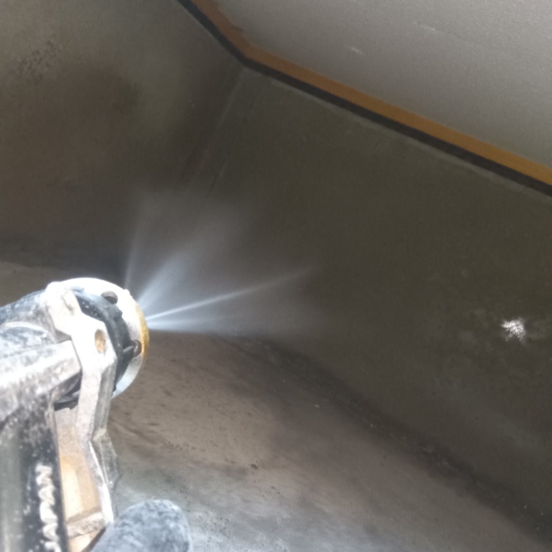 基礎にシロアリ駆除剤を吹き付ける様子