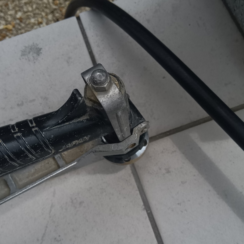 玄関床に穴を開けてシロアリ駆除剤を注入