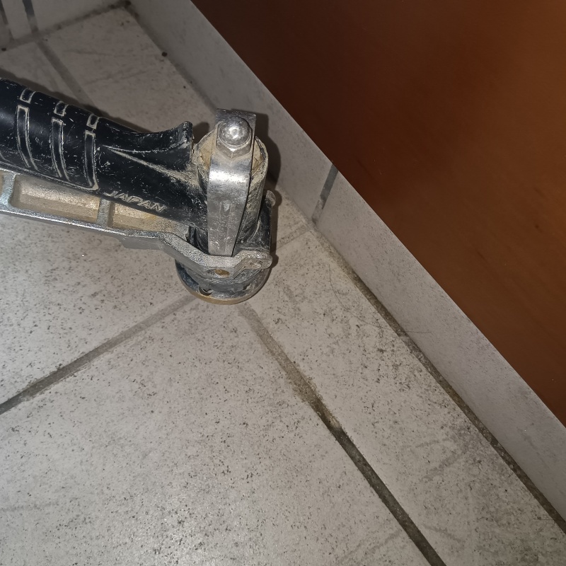 玄関床の目地からシロアリ駆除剤を注入